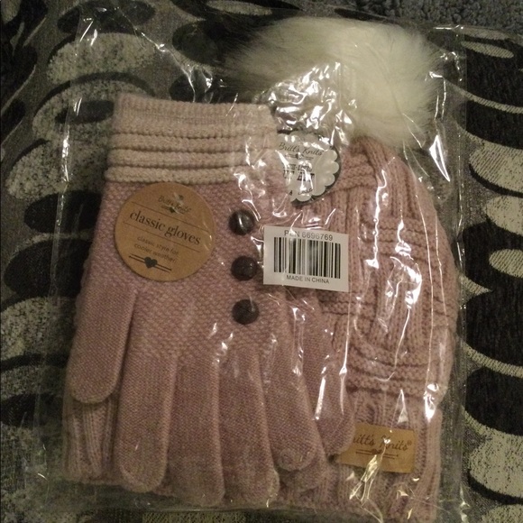 🔥🔥🤩🥰 Classic Britt’s Knit’s Beanie Hat and Gloves 🥰🤩🔥🔥 - Picture 4 of 4